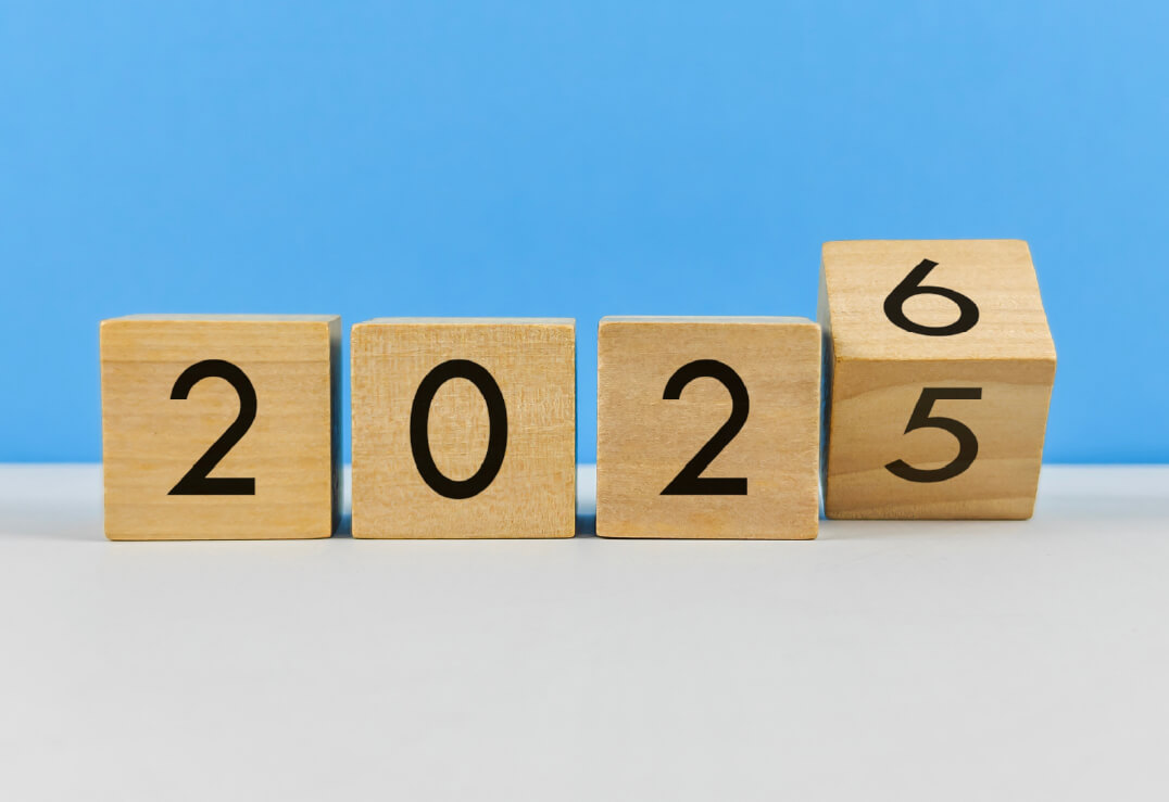Four wooden blocks display "2025," with the last block rotating to "2026" against a blue background—a perfect reminder for Florida Policyholders to complete an End-of-Year Insurance Review.